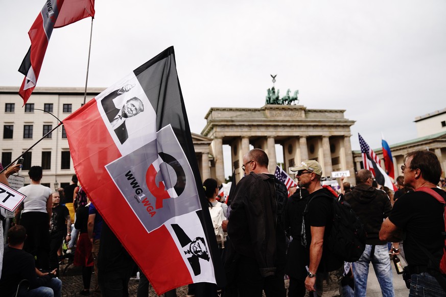 29.08.2020, Berlin: &quot;Die Lügen-Junta wird stürzen!&quot; steht auf dem Schild eines Teilnehmers einer Demonstration. Foto: Michael Kappeler/dpa +++ dpa-Bildfunk +++