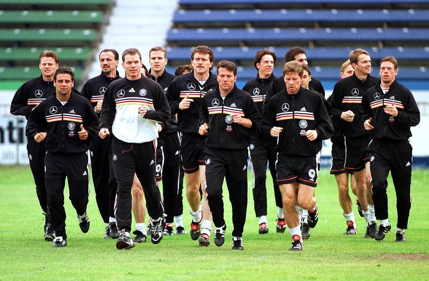 Vorbereitung auf die Weltmeisterschaft 1998: Oliver Schmidtlein (4.v.l.) gibt der Nationalmannschaft das Tempo vor.