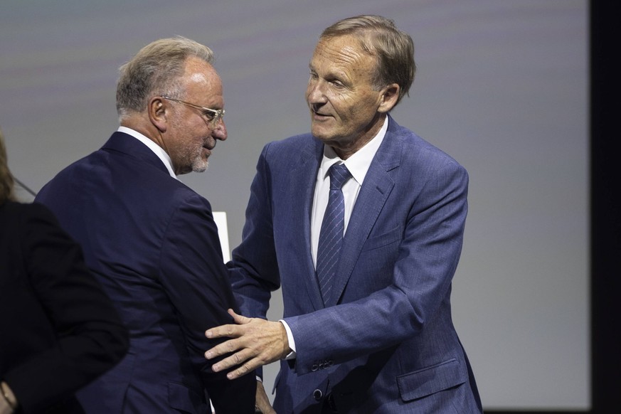 Generalversammlung der Deutschen Fußball Liga DFL am 17.08.2022 in Dortmund Brackel Nordrhein-Westfalen. Karl-Heinz Rummenigge links und Hans-Joachim Watzke geben sich die Hand *** General Assembly of ...