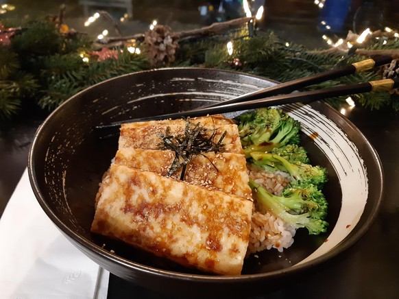 In einem japanischen Restaurant in Kreuzberg probiere ich zum ersten Mal eine vegane Tempura-Tofu Platte.