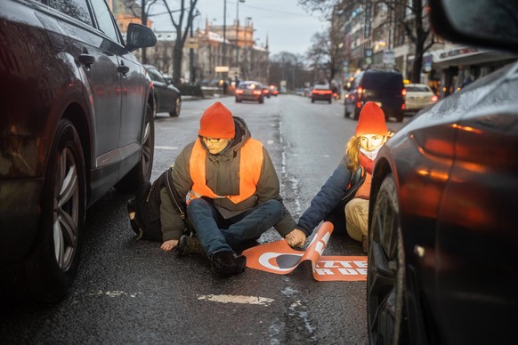 News Themen der Woche KW51 News Bilder des Tages Blockade der Letzten Generation in M�nchen Aktivist*innen sitzen vor Autos auf der Stra�e. Aktivist*innen der Letzten Generation blockierten am Morgen  ...