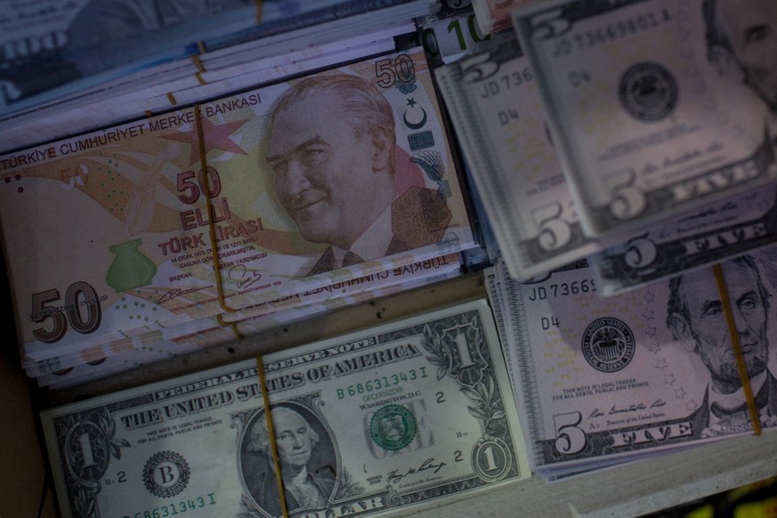 Türkische Lira sinkt auf Rekordniveau – Notenbank hebt Zinsen an