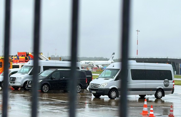 09.10.2023, Hamburg: Ein Flugzeug der Iran Air (hinten) steht auf dem Flughafen Hamburg. Wegen einer Anschlagsdrohung auf ein iranisches Flugzeug aus Teheran ist der Flugbetrieb am Hamburger Flughafen ...