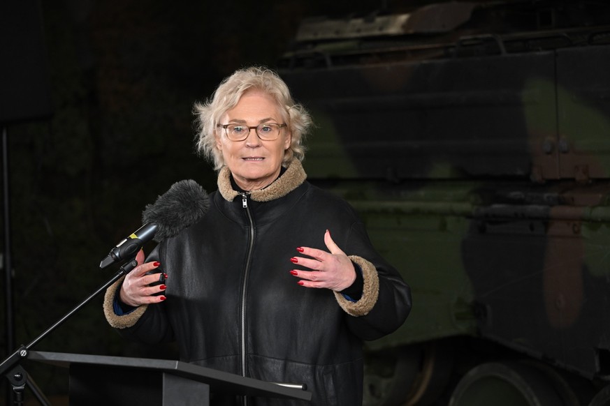 12.01.2023, Sachsen, Marienberg: Christine Lambrecht (SPD), Bundesministerin der Verteidigung steht beim Besuch des Panzergrenadierbataillons 371 in der der Erzgebirgskaserne vor einem Schützenpanzer- ...