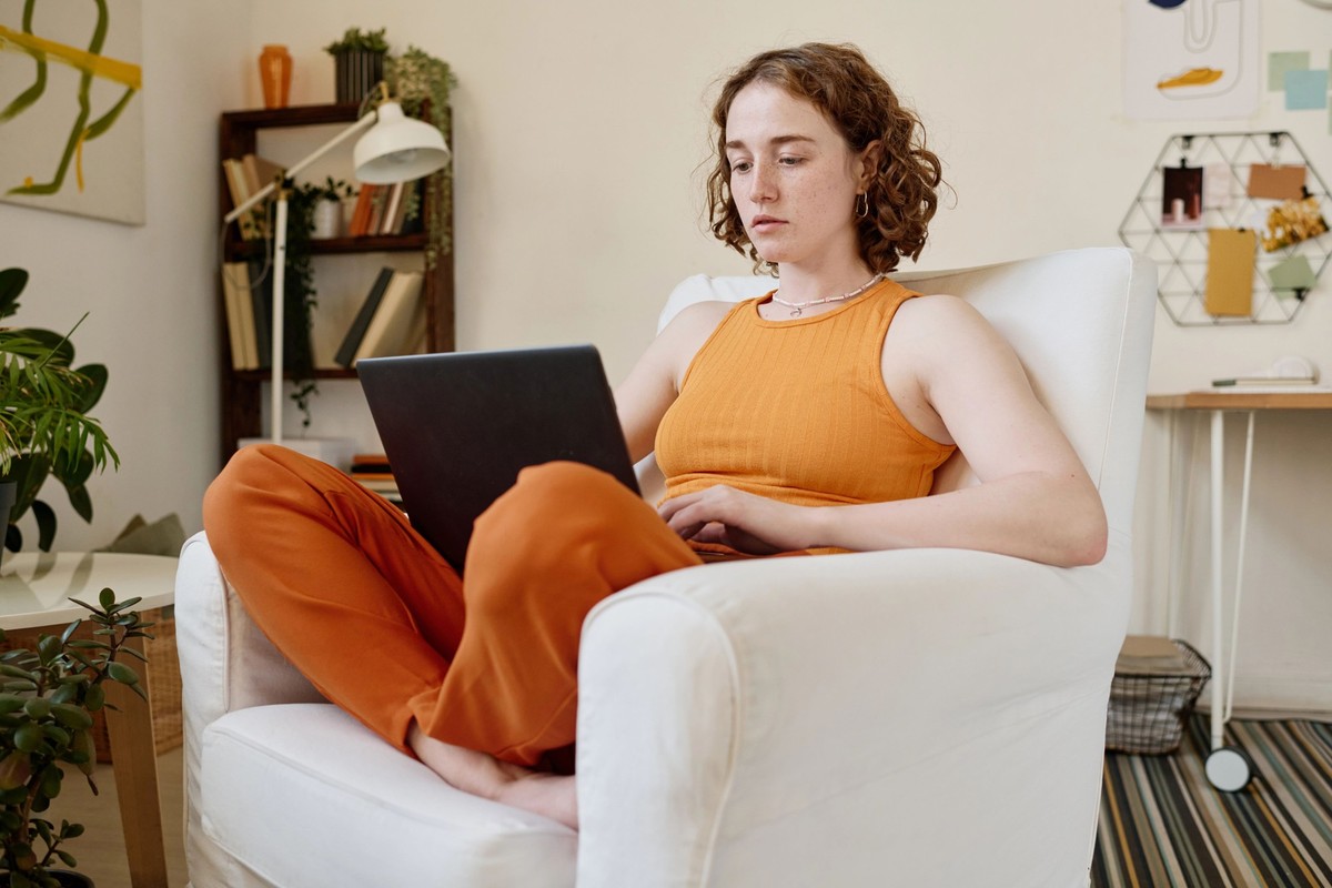Gen Z Homeoffice Job junge Frau angestellte