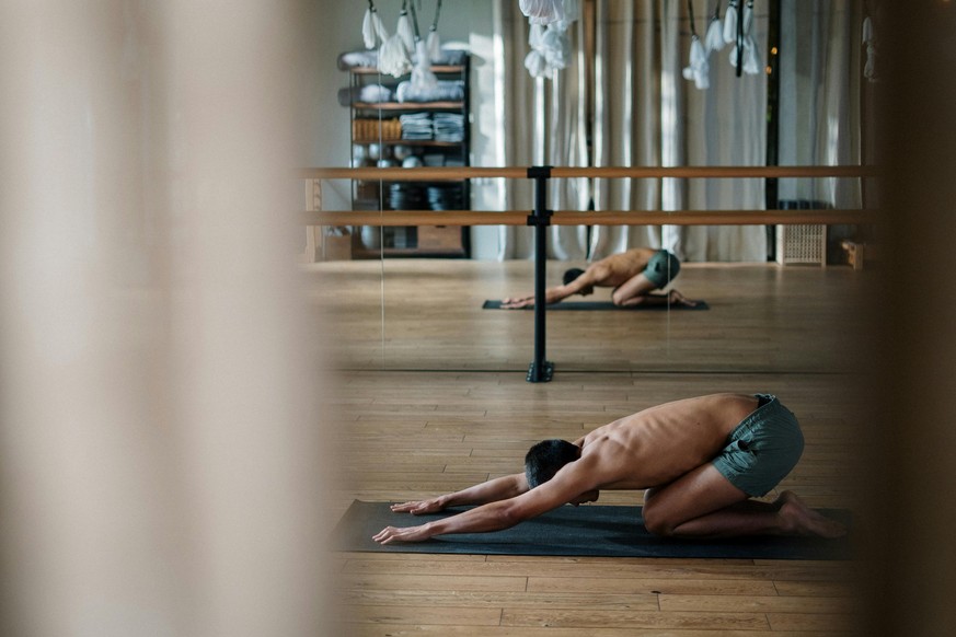 Bei bestimmten Yoga-Posen fiel ein britischer Kursteilnehmer besonders in Auge.