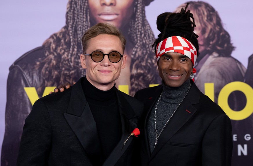 04.12.2023, Bayern, München: Matthias Schweighöfer (l), Schauspieler, und Fabrice Morvan, ehemaliges Mitglied von Milli Vanilli, kommen zur Weltpremiere des Films &quot;Girl You Know It&#039;s True&qu ...