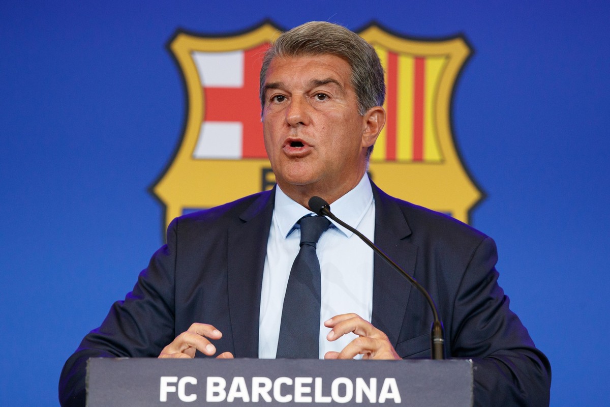 ARCHIV - 16.08.2021, Spanien, Barcelona: Joan Laporta, Präsident des FC Barcelona, spricht während einer Pressekonferenz im Auditori 1899 in Barcelona. Sein Club steht unter Verdacht, Schiedsrichter b ...