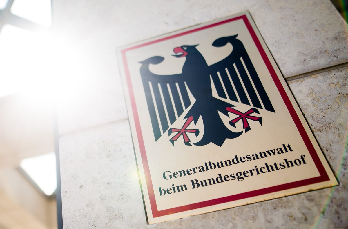 ARCHIV - 17.06.2019, Baden-Württemberg, Karlsruhe: «Generalbundesanwalt beim Bundesgerichtshof» steht auf einem Schild am Eingang zum Gebäude der Bundesanwaltschaft. (zu dpa: «In Irans Auftrag Juden a ...