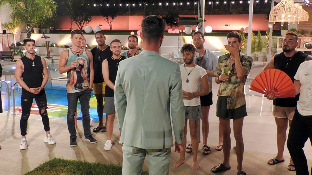 Roman, Sascha, Michael, Vincent, Bastian, Andrea, Bernhard, Arne und Adrian (v.l.) warten gespannt auf Prince Alex Entscheidung.
Die Verwendung des sendungsbezogenen Materials ist nur mit dem Hinwei ...