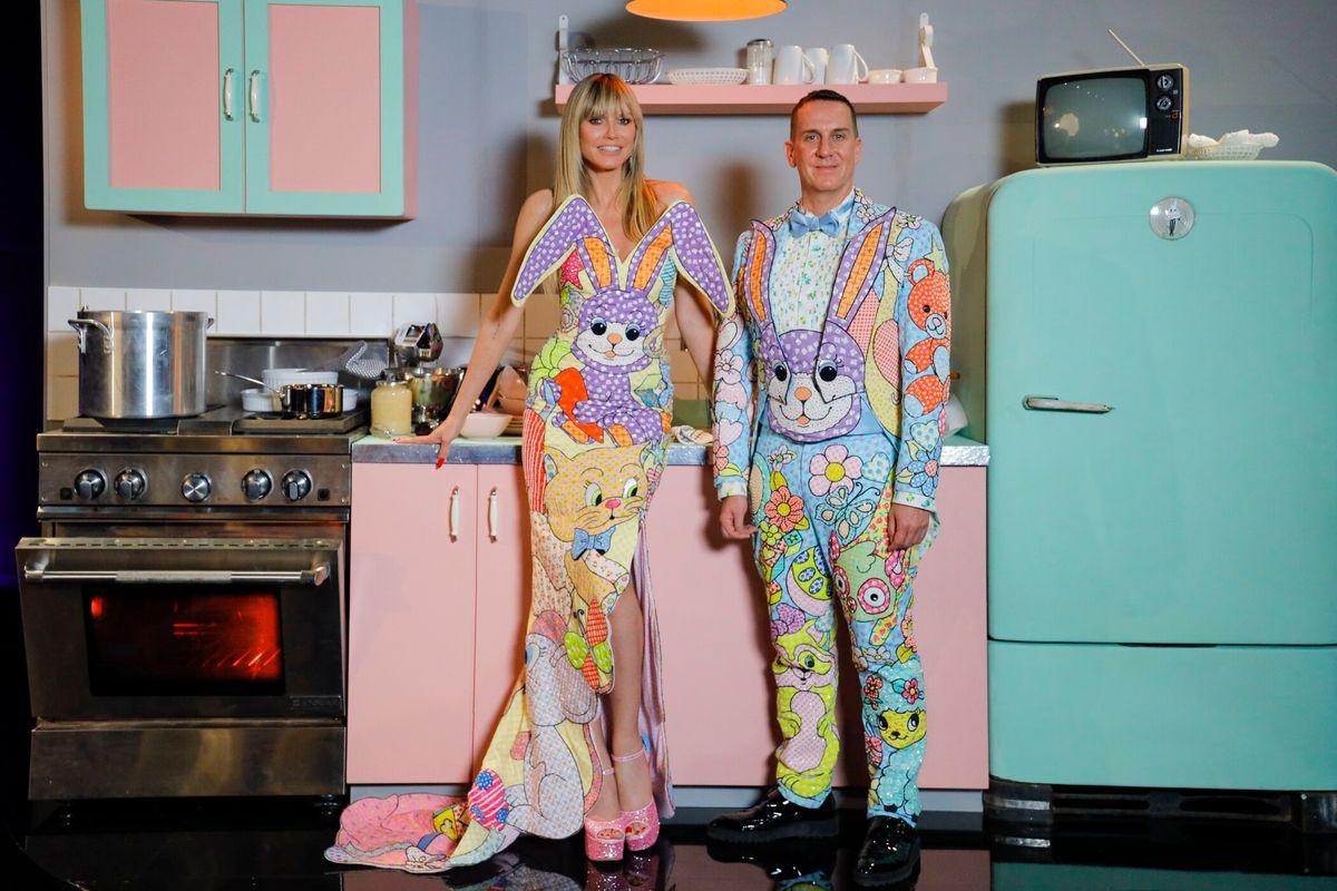 Moschino-Designer Jeremy Scott leistete Heidi Klum als Gastjuror farbenfrohen Beistand.