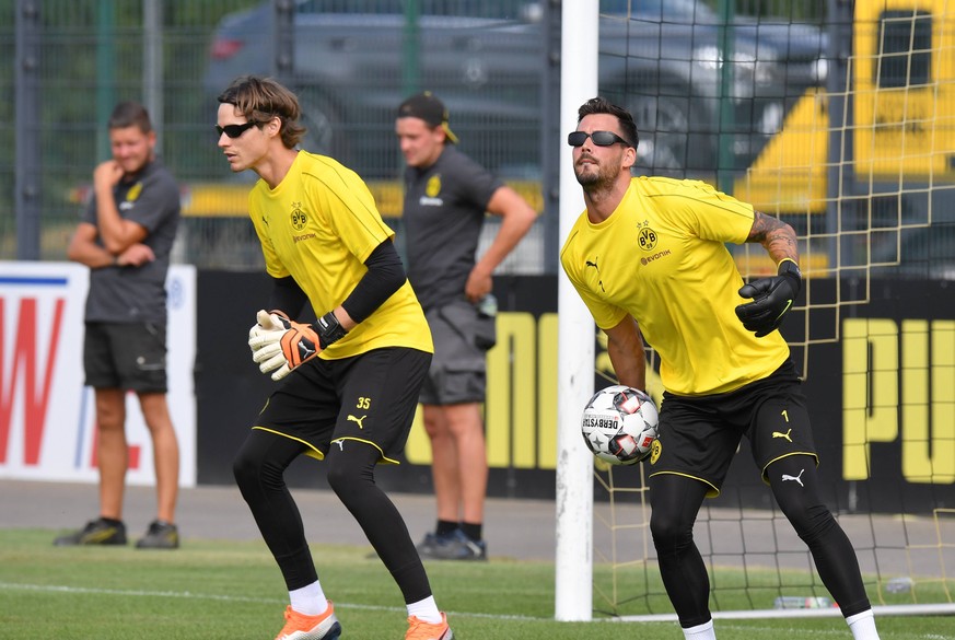 Torwart Marwin Hitz (Borussia Dortmund), li., und Torwart Roman Buerki, Roman Bürki