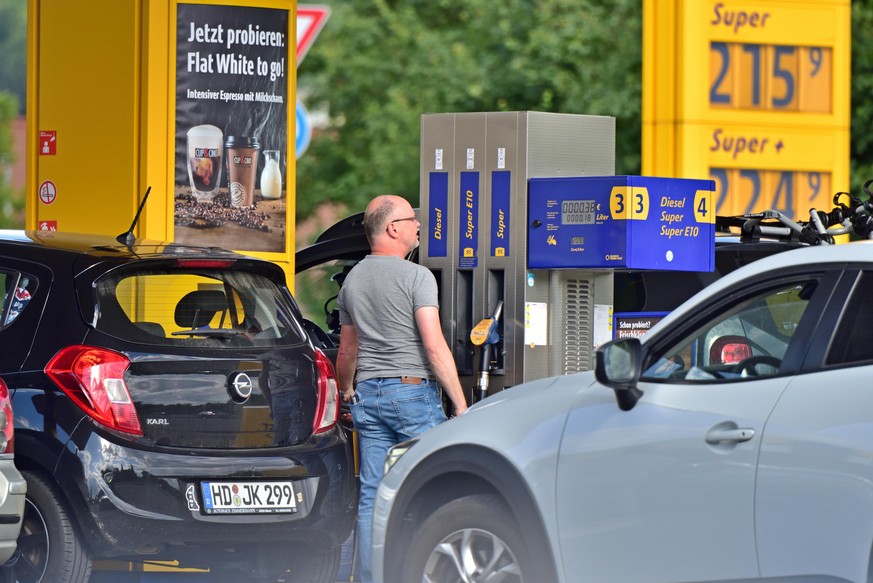 Tankstelle in Leimen. Der Krieg Russlands gegen die Ukraine macht sich bermerkbar. Die ohnehin hohen Beinzinpreise erreichten Höchststände. Die regierende Ampelkoalition steuert dem mit einem Tanklrab ...