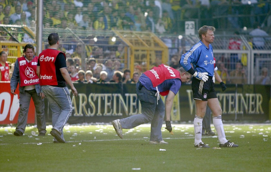 18.09.2004: Ein gewohntes Bild vor dem Spiel zwischen BVB und FCB: Die Stadion-Ordner sammeln vor der Südtribüne Bananen aus dem Strafraum von Torwart Oliver Kahn, weil sie den dreimaligen Welttorhüte ...