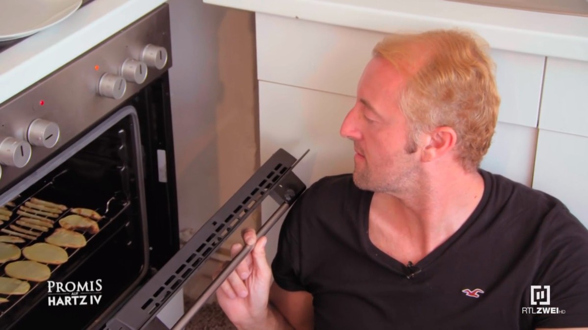 Prinz Mario-Max "kocht" bei offener Backofen-Tür.