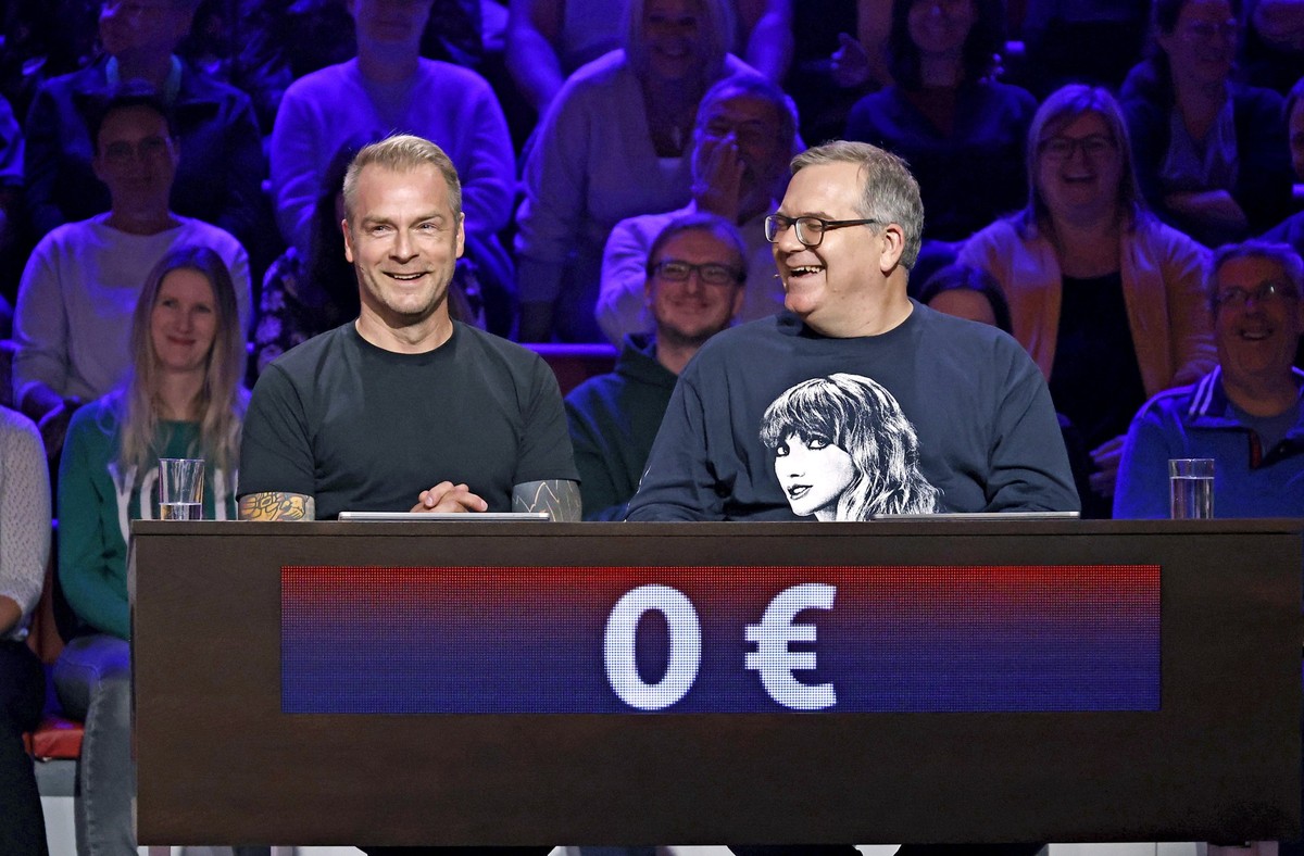 ARD WER WEISS DENN SOWAS? FOLGE 1195, "Marleen Lohse und Hinnerk Schönemann", am Mittwoch (13.11.24) um 18:00 Uhr im ERSTEN.
Rateteam-Kapitän Elton (r.) mit Schauspieler Hinnerk Schönemann ( ...