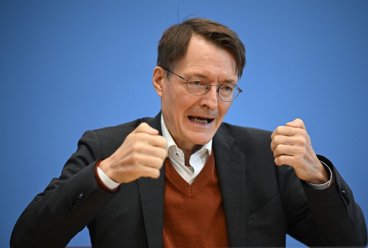 26.10.2022, Berlin: Karl Lauterbach (SPD), Bundesminister für Gesundheit, spricht in der Bundespressekonferenz. Er stellte den Beschluss des Bundeskabinett mit den Eckpunkten für eine Cannabis-Legalis ...