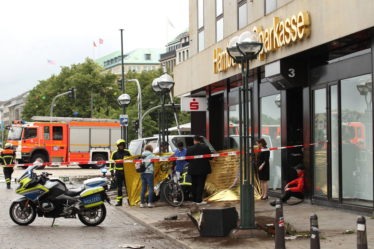 Ein PKW ist am Dienstagmorgen mit hoher Geschwindigkeit im die Filiale der Hamburger Sparkasse am Jungfernstieg gerast. Dabei wurde auch ein Lieferwagen in den Unfall verwickelt. Es gab mehrere Verlet ...