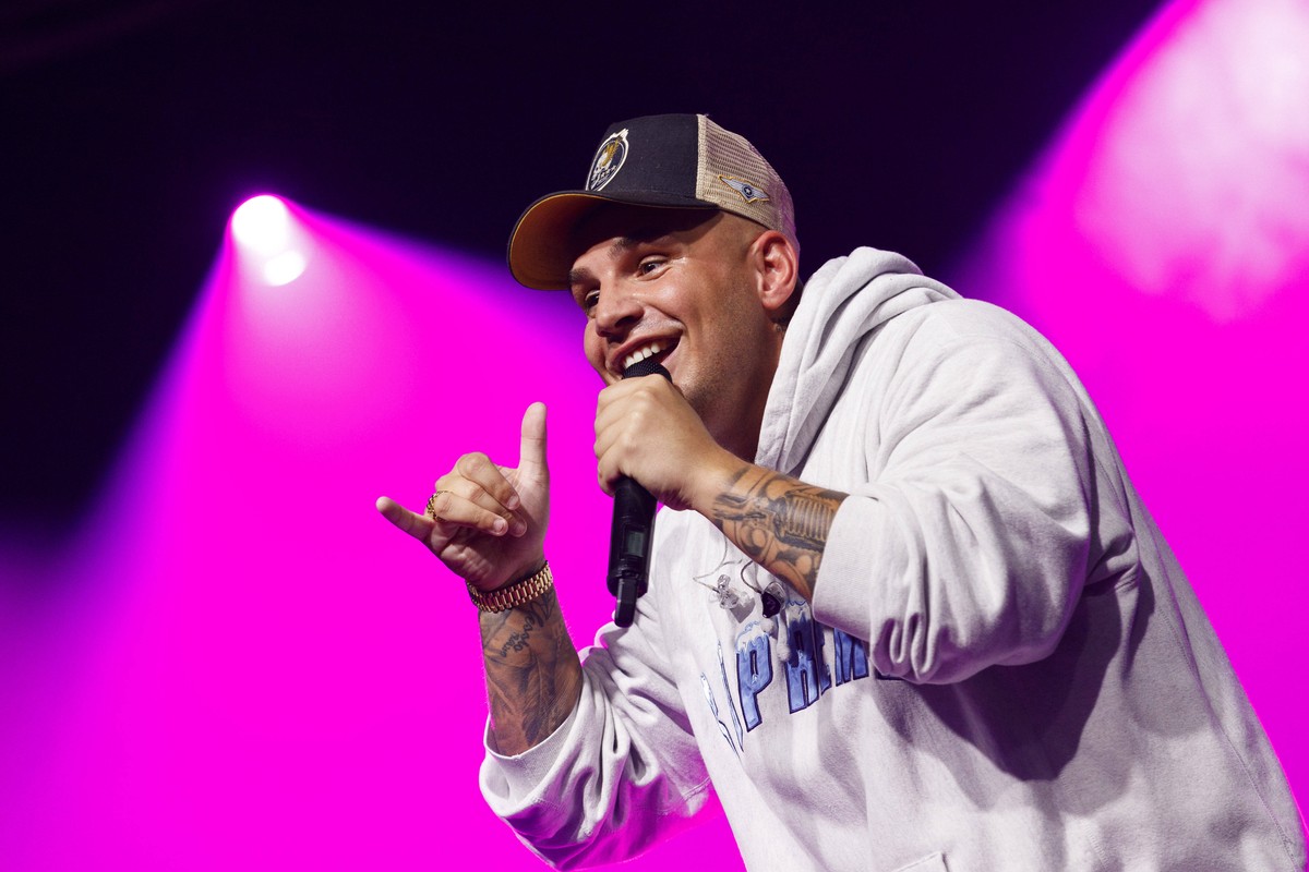 Pietro Lombardi live bei seinem Sommerkonzert im OWL Event Center. Halle Westfalen, 10.09.2021 *** Pietro Lombardi live at his summer concert at the OWL Event Center Halle Westfalen , 10 09 2021 Foto: ...