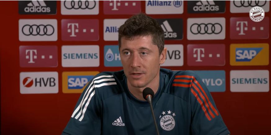 Robert Lewandowski auf der Pressekonferenz in Katar.