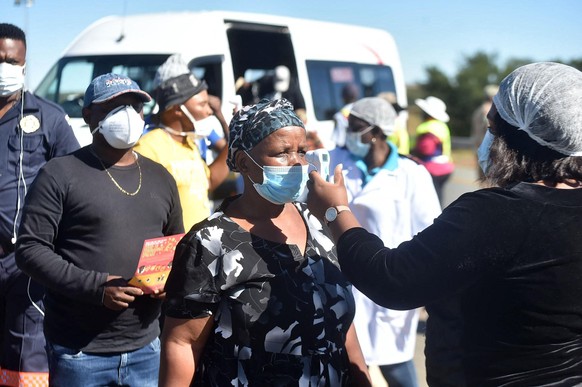 South Africa - Johannesburg - 03 May 2020 - Gauteng community safety MEC Faith Mazibuko along with law enforcement officers and Health officials, conduct  Covid-19 screening and testing on the N1 Sout ...