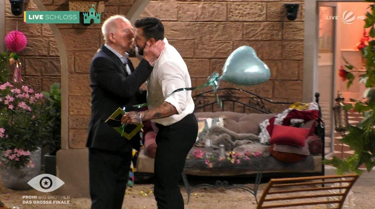 Mischa (r.) gratulierte "Promi BB"-Sieger Werner.
