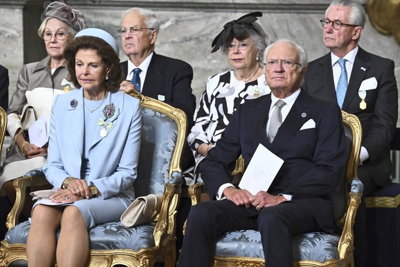 15.09.2023, Schweden, Stockholm: König Carl XVI. Gustaf von Schweden und seine Frau Königin Silvia von Schweden sitzen während eines Dankgottesdienstes zur Feier des 50. Jahrestages der Thronbesteigun ...