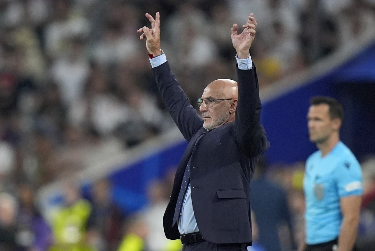 Spain's head coach Luis de la Fuente gestures during a semifinal match between Spain and France at the Euro 2024 soccer tournament in Munich, Germany, Tuesday, July 9, 2024. (AP Photo/Matthias Sc ...