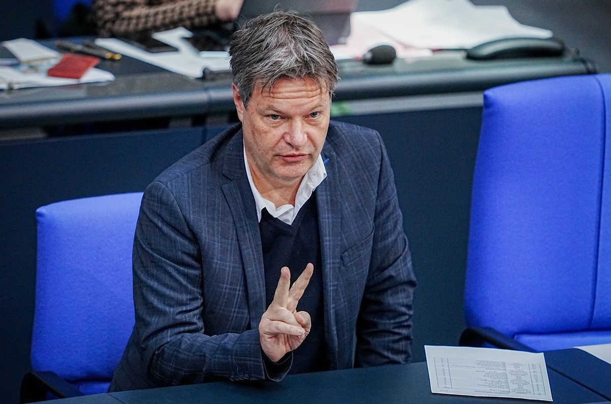dpatopbilder - 15.12.2022, Berlin: Robert Habeck (Bündnis 90/Die Grünen), Bundesminister für Wirtschaft und Klimaschutz, nimmt an der Sitzung des Bundestags teil. Thema ist die Energiepreisbremse. Fot ...