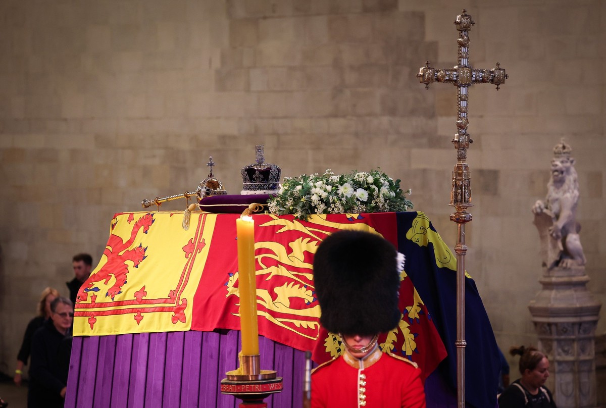 15.09.2022, Gro�britannien, London: Der Sarg von K�nigin Elizabeth II., der in die k�nigliche Standarte geh�llt ist und auf dem die Imperial State Crown thront, ist in der Westminster Hall aufgebahrt. ...
