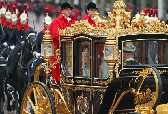 ARCHIV - 14.10.2019, Gro�britannien, London: Die inzwischen verstorbene britische K�nigin Elizabeth II. (in der Kutsche,l), begleitet von Ihrem Sohn Charles, Prinz von Wales (in der Kutsch,r) kehrt in ...