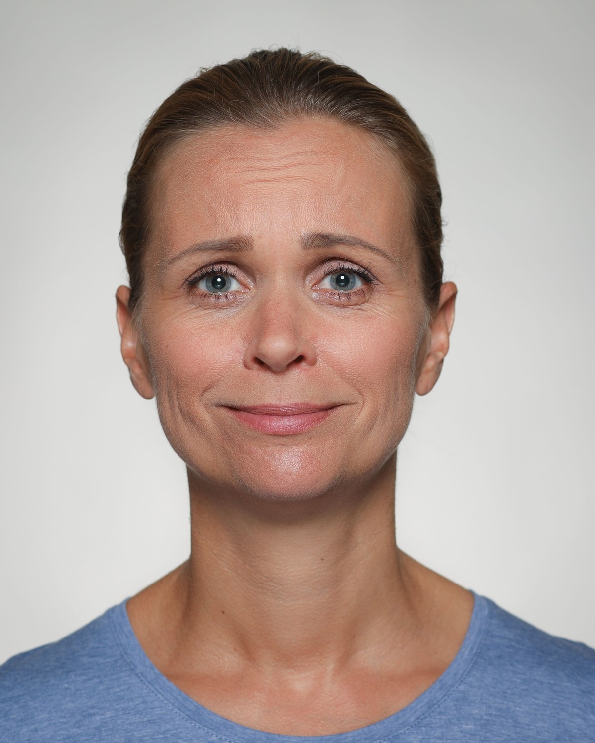 Frau lächelt gerührt