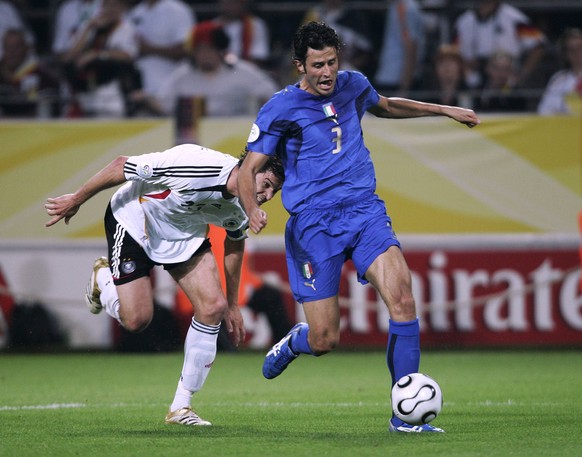 Fabio Grosso lässt den "Capitano" Ballack hinter sich. Der Italiener erzielte das 1:0 im Halbfinale der WM 2006.