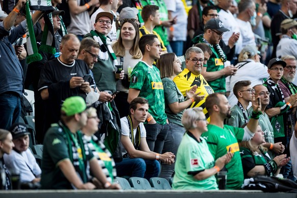 Gladbach-Fans im Stadion während des Spiels gegen Borussia Dortmund