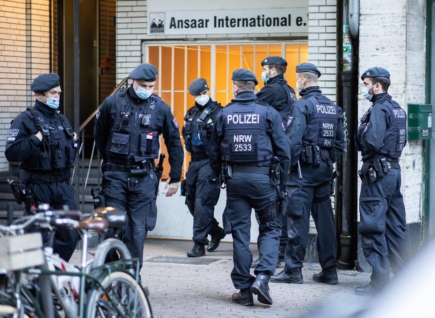 Polizeibeamte stehen vor einem Gebäude des Vereins Ansaar International in Düsseldorf.