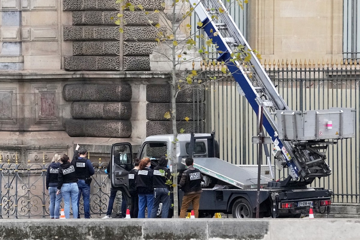 19.10.2025, Frankreich, Paris: Polizeibeamte ermitteln am Louvre-Museum an einem von Dieben benutzten Lastenaufzug. Auf das berühmte Pariser Museum ist ein Raubüberfall verübt worden. Im Inneren des M ...