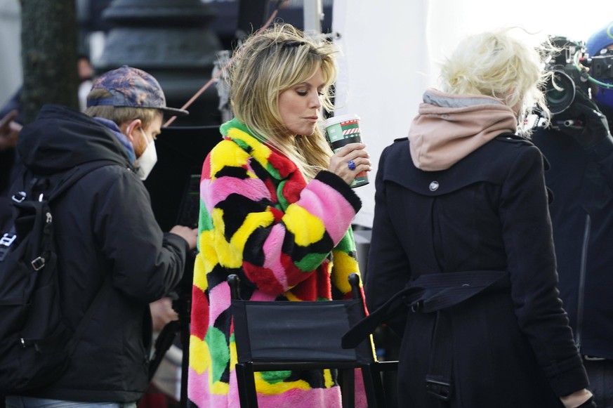 Heidi Klum bei den Dreharbeiten zur 16. Staffel der Pro7 Castingshow Germanys Next Topmodel vor dem Hotel Adlon. Berlin, 19.11.2020 *** Heidi Klum during the shooting of the 16 season of the Pro7 cast ...