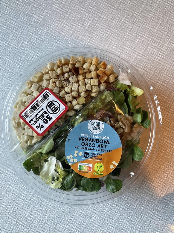 Die Salatbowl beinhaltet neben einigem Grünzeug noch Orzo-Nudeln, Croutons, "Käse", Walnüsse und ein veganes Dressing.