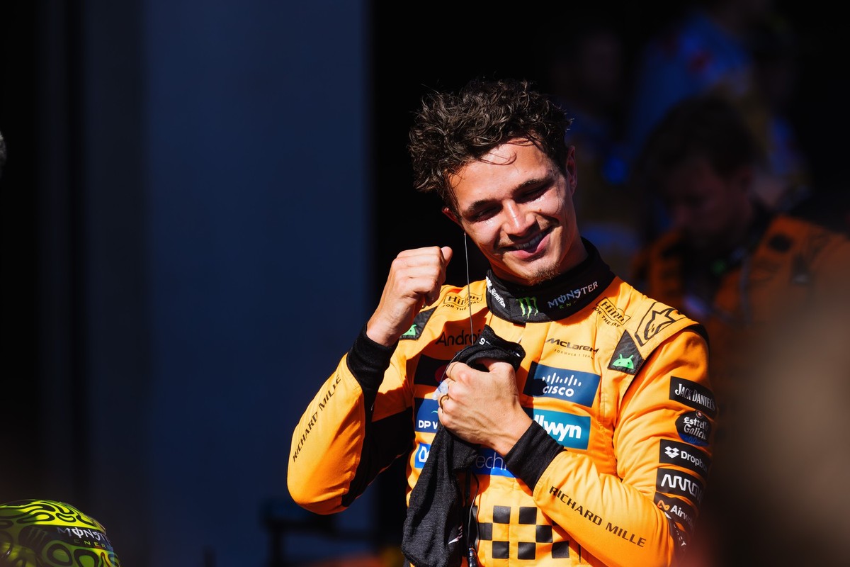 29.06.2025, Österreich, Spielberg: Motorsport: Formel-1-Weltmeisterschaft, Grand Prix von Österreich, Rennen: Lando Norris, McLaren Formula 1 Team, freut sich nach der Zieleinfahrt im Parc Fermé über ...