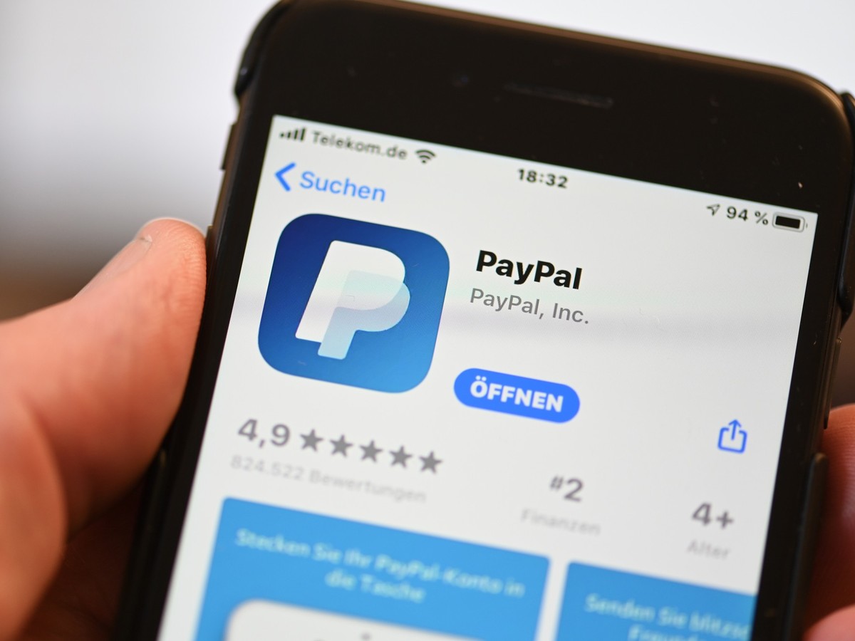 ARCHIV - 29.07.2020, Baden-Württemberg, Ravensburg: Die Applikation von Paypal ist auf einem Mobilfunkgerät zu sehen. Paypal weitet sein Angebot in Deutschland auf das Bezahlen an der Ladenkasse aus.  ...