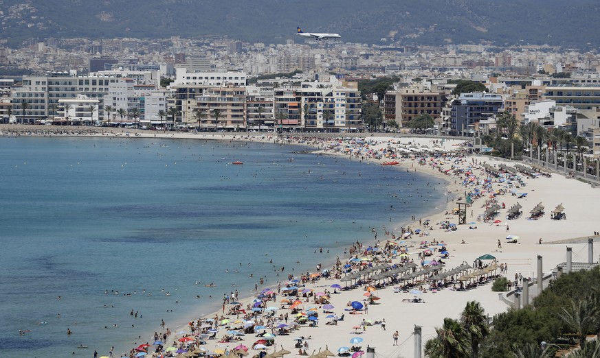 09.07.2022, Spanien, Palma: Ein Flugzeug der Lufthansa