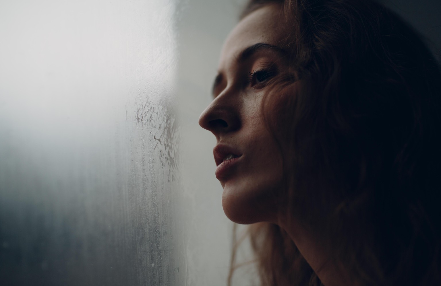 Portrait of young beautiful woman in profile near misted window || Modellfreigabe vorhanden