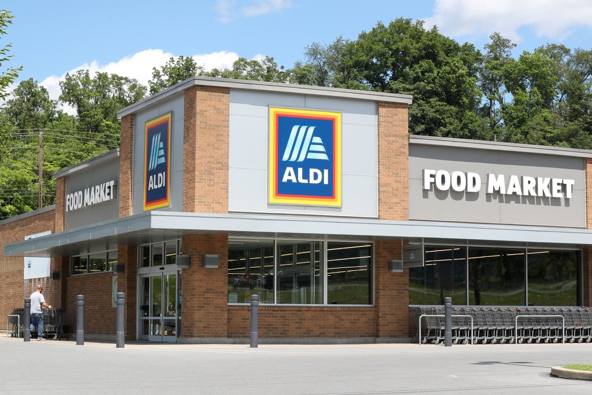 Businesses and Logos in Williamsport, US - 10 Aug 2024 An exterior view of an Aldi discount grocery store. Aldi U.S., a subsidiary of German discount grocer Aldi Süd, operates nearly 2,400 in the Unit ...