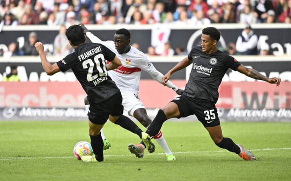 Zweikampf Silas Katompa Mvumpa VfB Stuttgart 14 gegen Makoto Hasebe Eintracht Frankfurt SGE 20 und Tuta Eintracht Frankfurt SGE 35 VfB Stuttgart vs Eintracht Frankfurt SGE 17.09.2022 DFL REGULATIONS P ...