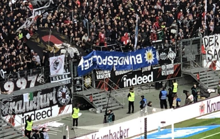 In der Frankfurter Fankurve am Wochenende: Fans präsentieren das Banner der Bundespolizei, nachdem die Kräfte der Bundespolizei ein Spruchband der Frankfurter Ultras beschlagnahmt hatte.
