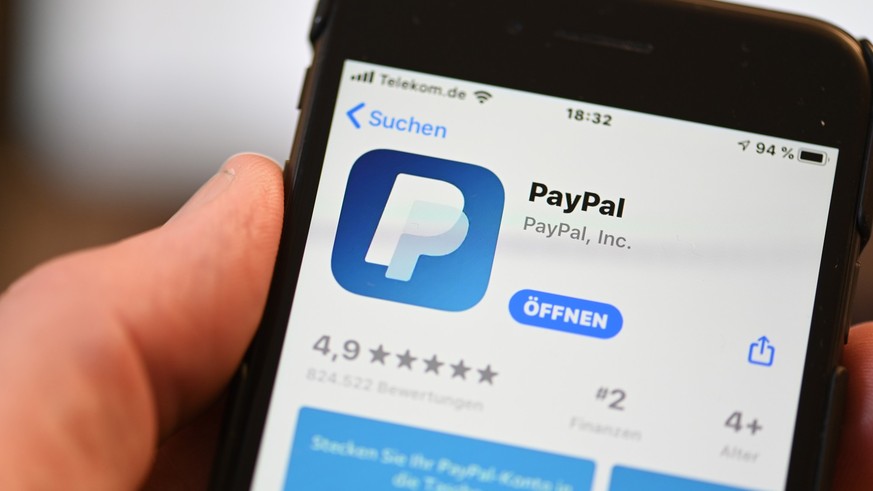 ARCHIV - 29.07.2020, Baden-Württemberg, Ravensburg: Die Applikation von PayPal ist auf einem Mobilfunkgerät zu sehen, das ein Mann in der Hand hält. PayPal gibt am 09.02.2023 Zahlen für das 4. Quartal ...