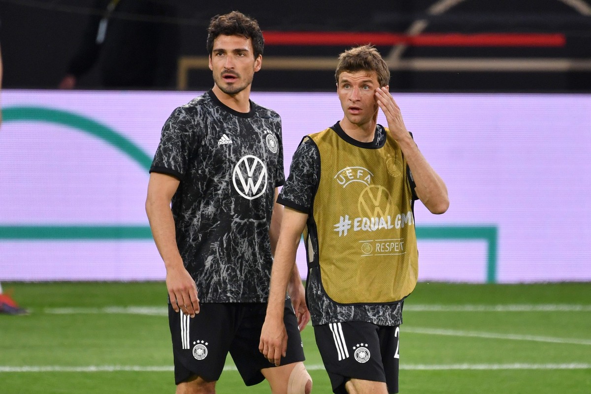 v.re:Thomas MUELLER GER, Mats HUMMELS GER beim Aufwaermen, Aktion. Fussball Laenderspiel, Freundschaftsspiel, Deutschland GER - Daenemark DEN 1-1 am 02.06.2021 in Innsbruck / Tivoli Stadion. *** v r T ...