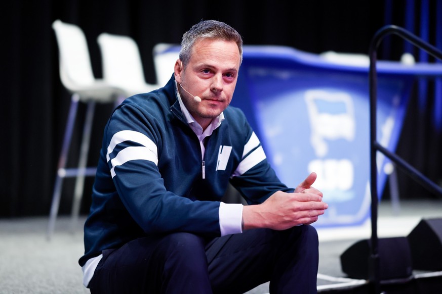 ARCHIV - 14.05.2023, Berlin: Fußball: Bundesliga, Hertha BSC, Mitgliederversammlung in der Messe Berlin. Herthas Präsident Kay Bernstein sitzt auf der Treppe zur Bühne. Bernstein vergleicht in einem I ...