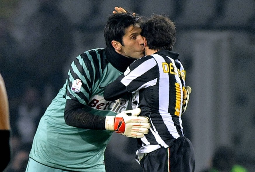 Bildnummer: 07162404 Datum: 13.01.2011 Copyright: imago/Anan Sesa
Gianluigi Buffon (li.) und Alessandro Del Piero (Juventus) - Juventus Turin - Calcio Catania - Tim Cup 2010/2011 Stadio Olimpico, Tor ...