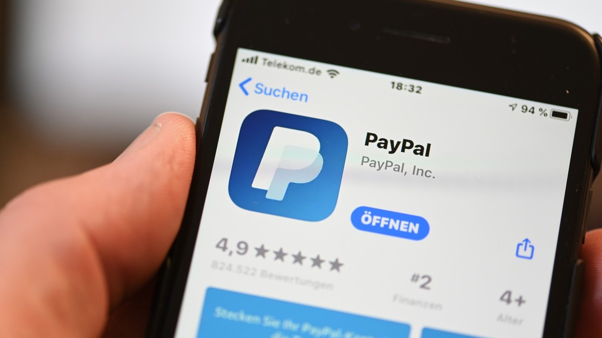 ARCHIV - 29.07.2020, Baden-Württemberg, Ravensburg: Die Applikation von PayPal ist auf einem Mobilfunkgerät zu sehen, das ein Mann in der Hand hält. PayPal gibt am 09.02.2023 Zahlen für das 4. Quartal ...